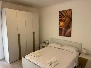 a bedroom with a bed with two towels on it at DE ROSA'S home 4 in Praia a Mare