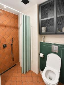 a bathroom with a toilet and a shower at Boogas House - Gdańsk in Gdańsk +39 photos
