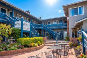 a courtyard with tables and chairs in front of a building at Carmel Wayfarer Inn in Carmel