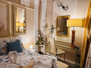a bedroom with a bed and a desk and mirror at Casa Costanza 25 in San Cipirello