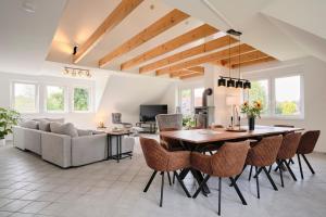 a kitchen and living room with a table and chairs at Ferienwohnung 12 Monkeys in Stuhr