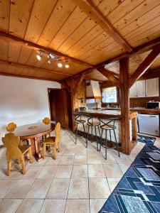 a kitchen with a table and chairs in a cabin at Appartement L'argentiere la bessée in LʼArgentière-la-Bessée