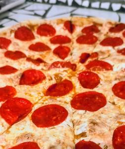 Eine Peperoni-Pizza steht auf einem Tisch. in der Unterkunft Cabañas Ixaya in Catemaco