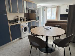 a kitchen and dining room with a table and chairs at bas de Villa "Le Tiste" in Valensole