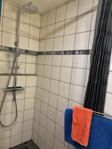 a bathroom with a shower with an orange and blue towel at L'Alcôve, maison d'artistes in Sacquenay +38 photos