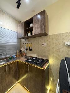 a kitchen with wooden cabinets and a stove top oven at Haven 21 in Aja +9 photos