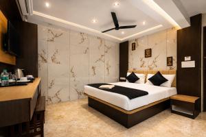 a hotel room with a bed and a kitchen at Hajiyar Residency in Rāmanāthapuram