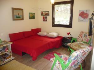 Ein Bett oder Betten in einem Zimmer der Unterkunft Charismatic Garden Cottage with Sea View