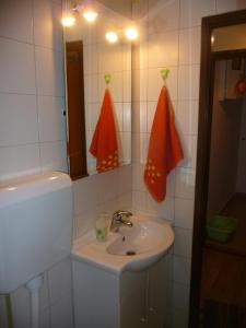Ένα μπάνιο στο Charismatic Garden Cottage with Sea View