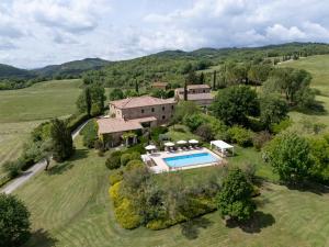 an aerial view of a house with a swimming pool at Agriturismo Piettorri in Casole dʼElsa