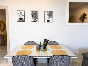 ein Esstisch mit Stühlen und ein Tisch mit einer Schüssel Essen in der Unterkunft Lanja Suites in Lanjarón + 6 Fotos