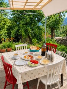 a table with plates of food on it at Guest House in Sanahin in Sanain
