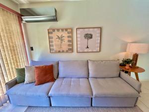 a blue couch sitting in a living room at Edifício Barão Filippi in Águas de Lindoia