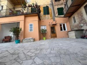 a building with a stone courtyard with potted plants at La terrazza del Conte in Siena
