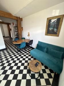 a living room with a couch and a table at B&B Chili Hoeve in Wanroij