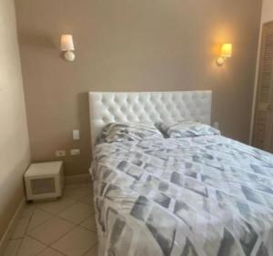 ein Schlafzimmer mit einem großen Bett mit weißem Kopfteil in der Unterkunft Torres del mar in Same