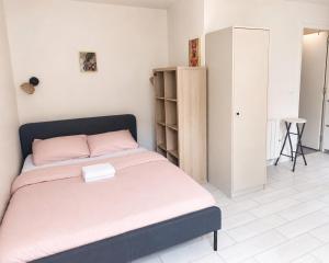 a bedroom with a bed with pink sheets and a closet at Coconing sur Ivry-sur-seine Proche Paris in Ivry-sur-Seine