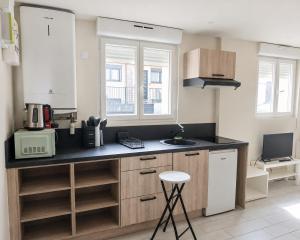 a kitchen with a counter and a sink in it at Coconing sur Ivry-sur-seine Proche Paris in Ivry-sur-Seine +3 photos