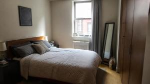 a bedroom with a bed and a window at Dream Stay in Schwanewede