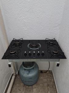 a gas stove in a corner of a room at Kitnet Centro in Capitólio
