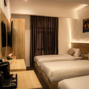a hotel room with two beds and a window at Consal Hotel 康赛尔酒店 in Baghdād +57 photos