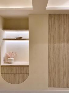 a round mirror on a shelf in a room at Suite Deluxe frente al Mar - Playa & GYM in Acapulco +34 photos