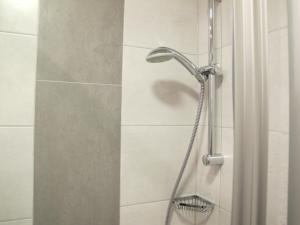 um chuveiro com chuveiro em um banheiro em Appartement Isabella em Mieming
