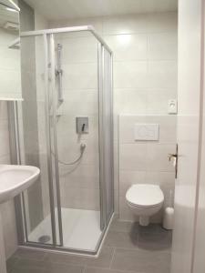ein Bad mit einer Dusche, einem WC und einem Waschbecken in der Unterkunft Appartement Isabella in Mieming