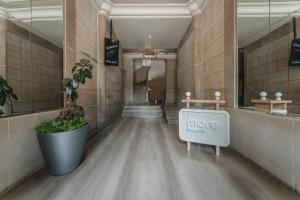 ein leerer Flur mit einem schönen Eingangsschild in einem Gebäude in der Unterkunft Hotel More By Kavia in Mexiko-Stadt + 22 Fotos