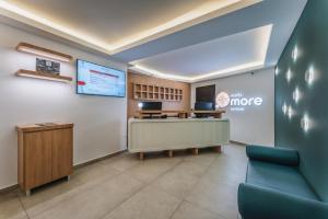 ein Büro mit Wartezimmer und Computer in der Unterkunft Hotel More By Kavia in Mexiko-Stadt