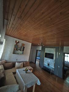 a living room with a couch and a table at Qebele Romi Family House in Vǝndam