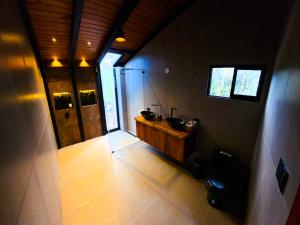 a room with a hallway with a shower and a mirror at Kilamo sky glamping macas in Macas