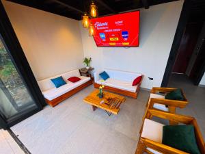 an overhead view of a room with two beds and a table at Kilamo sky glamping macas in Macas