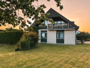 a house with a large yard at Ferienwohnung Südblick in Barntrup