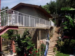 ピエトラサンタにあるCasa del Marmoのバルコニー付きの家へ続く階段
