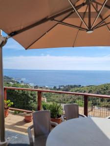 a balcony with a table and chairs and the ocean at Portezuelo in Zapallar