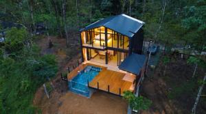 an overhead view of a house with a swimming pool at Kilamo sky glamping macas in Macas