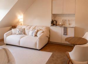 a living room with a white couch and a table at Appartement Collection Sea View in Saint-Valéry-sur-Somme