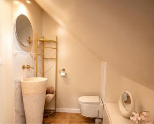 a small bathroom with a toilet and a sink at Appartement Collection Sea View in Saint-Valéry-sur-Somme +8 photos
