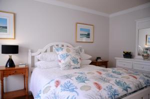 una camera da letto con un letto con copriletto floreale di Short Strand Dingle a Dingle