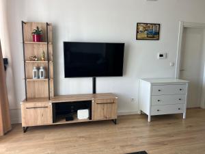a entertainment center with a flat screen tv on a wall at Doce Refugio in Bar