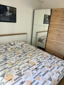 a bedroom with a bed with a quilt on it at Doce Refugio in Bar