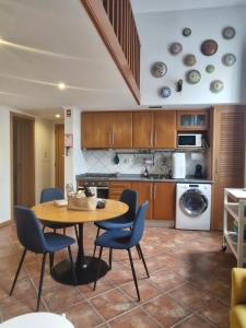 a kitchen with a table and chairs in a room at Apartamento das Fontes in Furnas