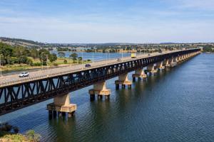 a bridge over the water with cars on it at Recanto Três Rios in Santa Clara dʼOeste