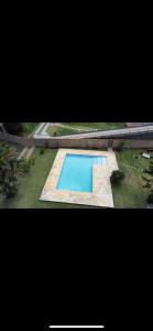 an overhead view of a swimming pool in a yard at Loft em Teresópolis in Teresópolis