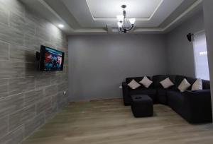 a living room with a couch and a flat screen tv at Casa villeda in La Ceiba