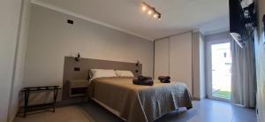 a bedroom with a bed and a large window at Casa Prado in San Fernando del Valle de Catamarca