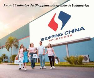 a family standing in front of a shopping center at Cómo en casa CDE in Ciudad del Este