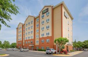 a hotel building with cars parked in a parking lot at Extended Stay America Suites - Washington, DC - Centreville - Manassas in Centreville