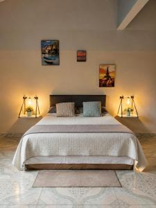 a bedroom with a large bed with two lamps at Cómo en casa CDE in Ciudad del Este